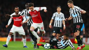 Mesut Ozil en Arsenal blij om boven de Spurs te staan ​​in de top vier van de Premier League
