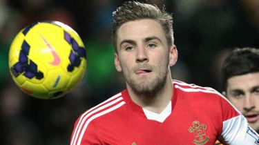 Man Utd i Liverpool krążą Święci gwiazdy Shaw i Lallana