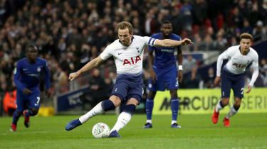 Harry Kanes straffespark gav Spurs en 1-0-sejr mod Chelsea i Carabao Cup-semifinalens første kamp