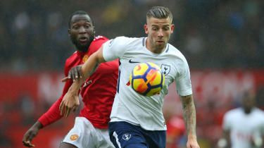 Toby Alderweireld w akcji dla Tottenhamu przeciwko napastnikowi Manchesteru United Romelu Lukaku