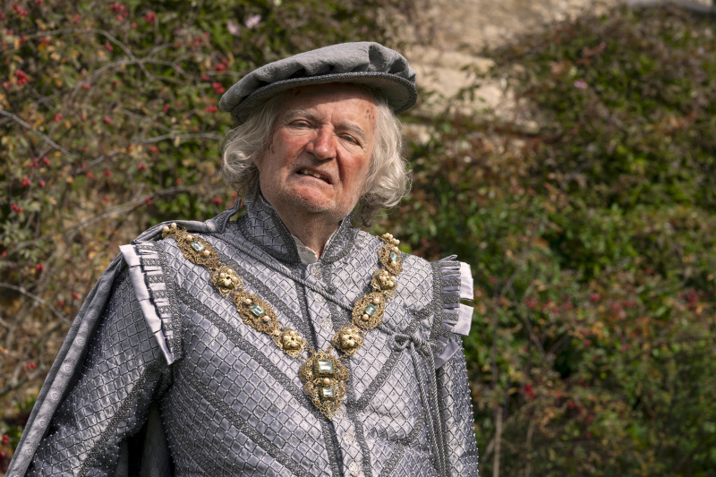   Jim Broadbent îl interpretează pe Ducele de Leicester