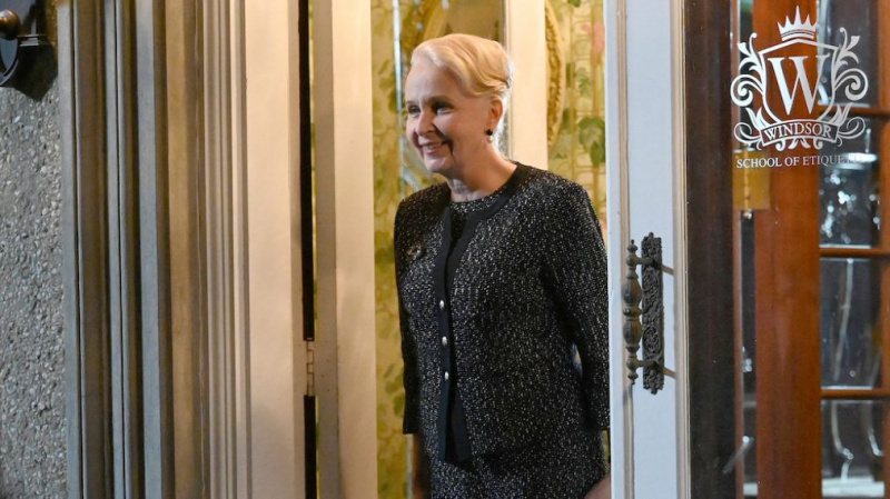 Kate Burton de Scandal lleva a su hijo pródigo a la escuela de etiqueta (FOTO)