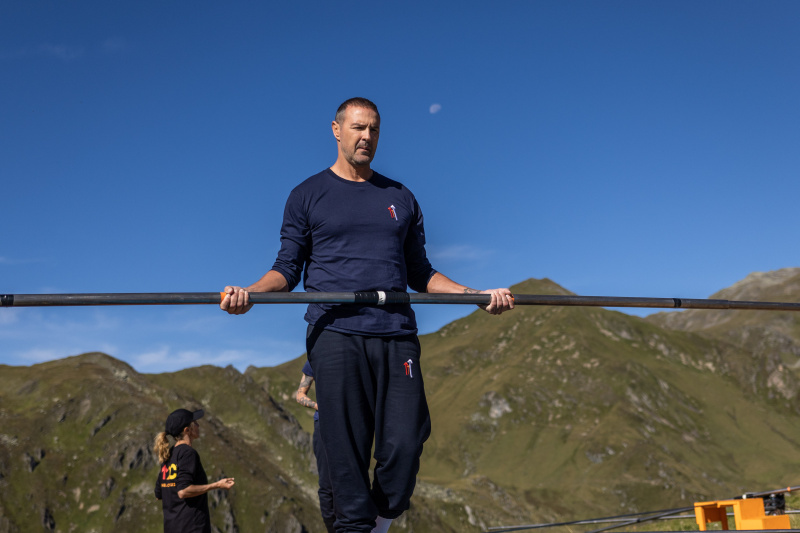   Don't Look Down on Channel 4 for Stand Up To Cancer