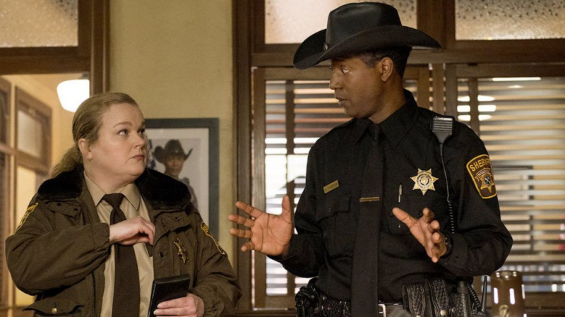 'Resident Alien': Corey Reynolds lovar 'resolution' för Sheriff Mike och vice Livs fallout