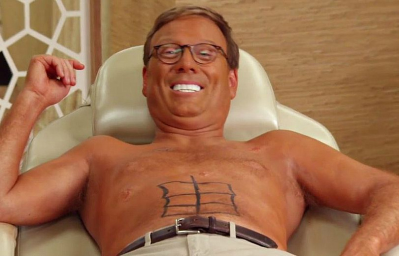 Forrest MacNeil, da Review, tenta marcar o corpo perfeito, não importa o custo (VÍDEO)
