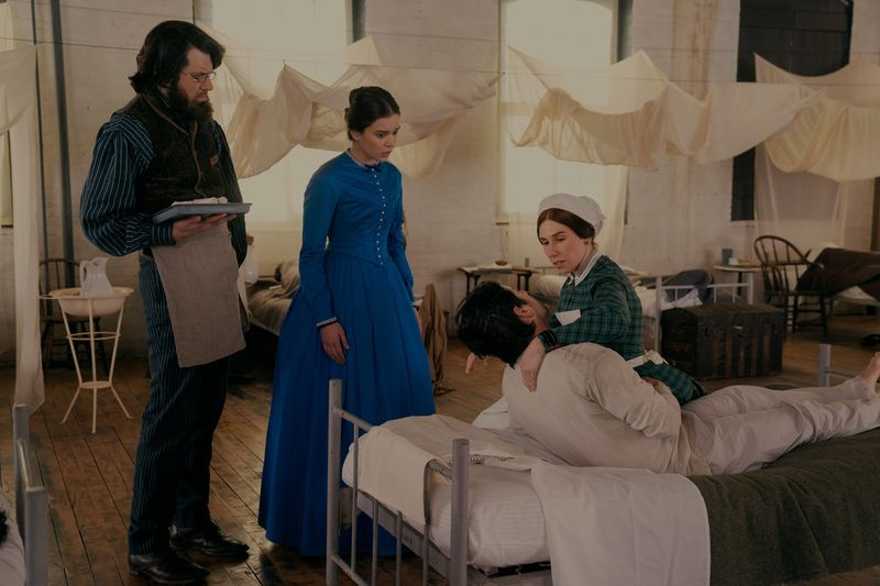 Hailee Steinfeld, Billy Eichner ir Zosia Mamet filme Dickinson