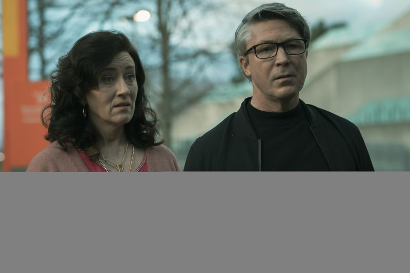 Maria Doyle Kennedy en Aidan Gillen in Kin