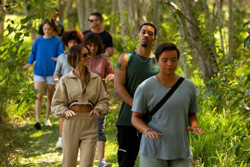 Zoe (Grace Van Patten), Delilah (Tiffany Boone), Jessica (Samara Weaving), Lars (Luke Evans), Carmel (Regina Hall) και Ben (Melvin Gregg) στο Nine Perfect Strangers