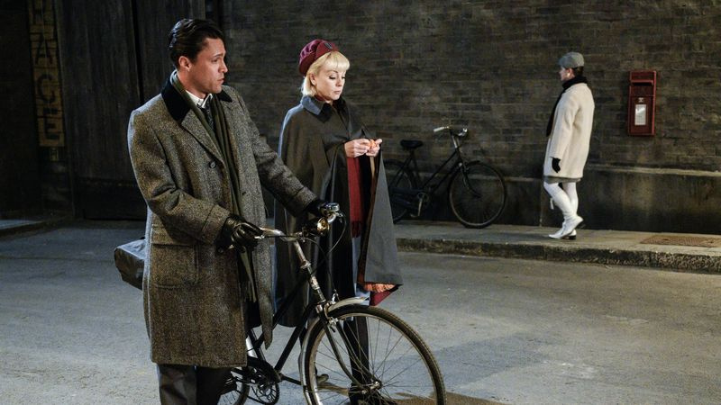 Ο Olly Rix και η Helen George στο Call the Midwife.