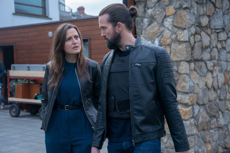 Clare Dunne en Emmett J. Scanlan in Kin