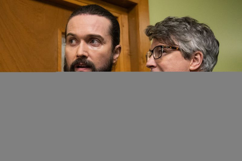 Aidan Gillen și Emmett J. Scanlan în Kin