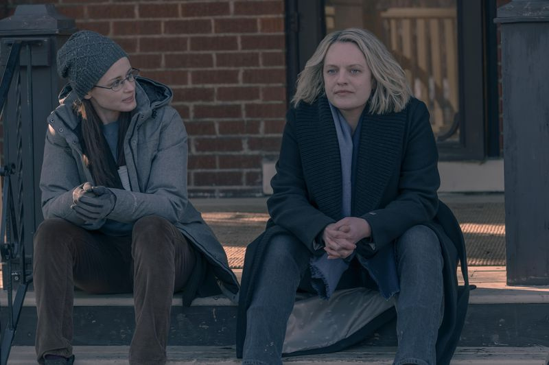 Η Elisabeth Moss και ο Alexis Bledel στο The Handmaid