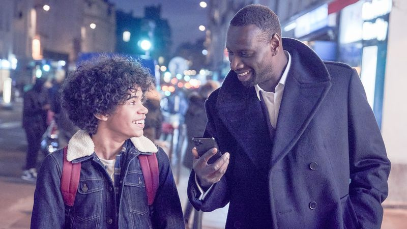 Ο Etan Simon ως Raoul και ο Omar Sy ως Raoul