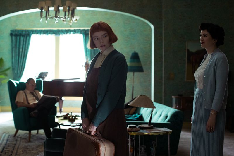 Από αριστερά, ο Patrick Kennedy ως Allston Wheatley, η Anya Taylor-Joy ως Beth Harmon και η Marielle Heller ως Alma Wheatley στο