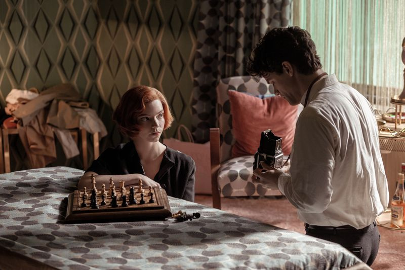 Η Anya Taylor-Joy ως Beth Harmon και ο Jacob Fortune-Lloyd ως Townes στο