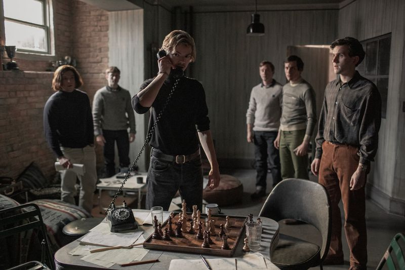 Από αριστερά, οι Matthew Dennis Lewis ως Matt, Harry Melling ως Harry Beltik, Thomas Brodie-Sangster ως Benny, Max Krause ως Levertov, Ryan Wichert ως Wexler και Russell Dennis Lewis ως Mike