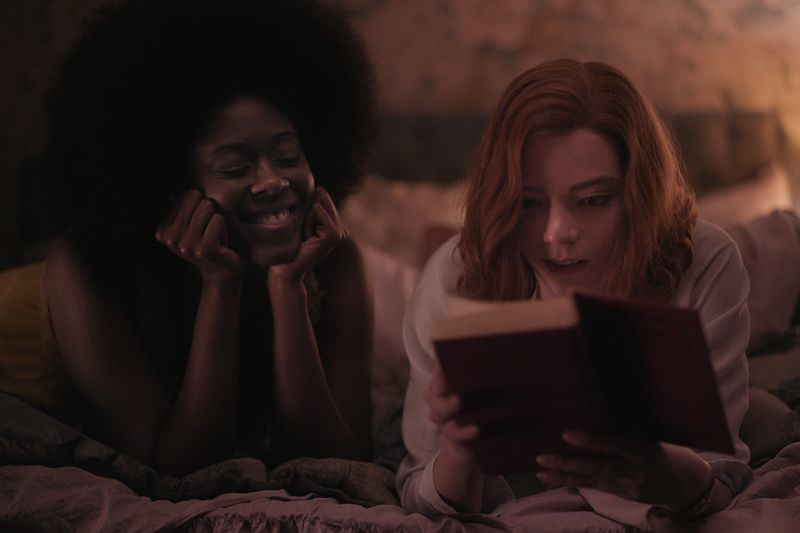 Η Anya Taylor-Joy ως Beth Harmon και ο Moses Ingram ως Jolene