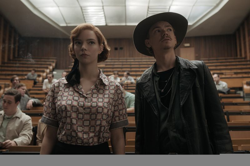 Η Anya Taylor-Joy ως Beth Harmon και ο Thomas Brodie-Sangster ως Benny Watts στο