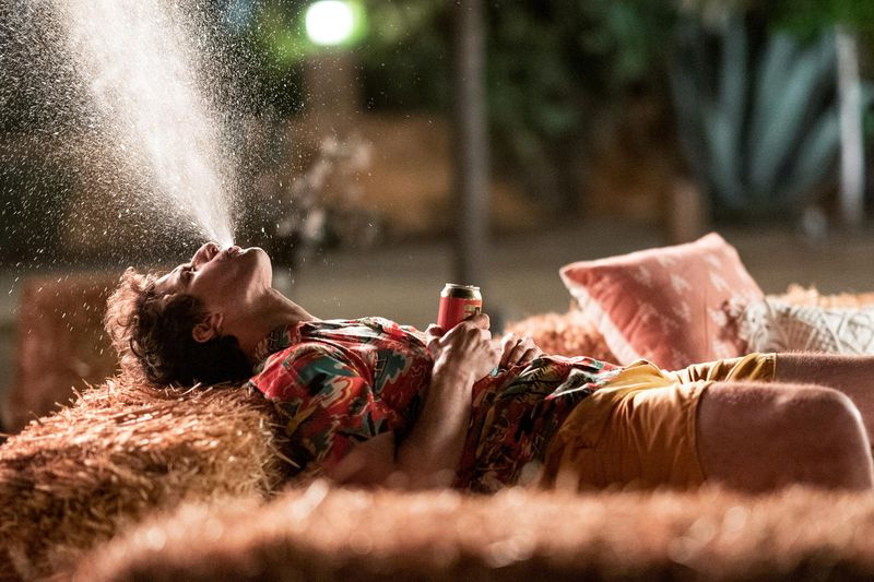 Andy Samberg Palm Springsissä Hulussa.