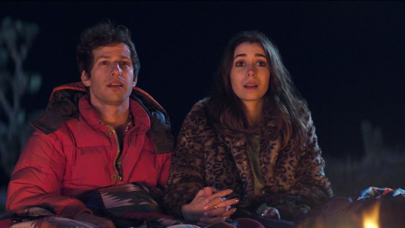 Andy Samberg ja Cristin Milioti Palm Springsissä Hulussa.