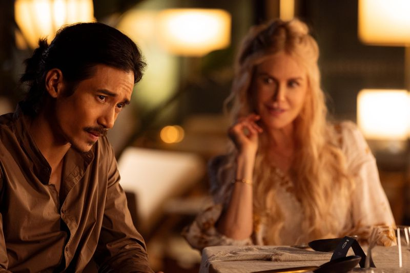 Manny Jacinto ja Nicole Kidman filmis Üheksa täiuslikku võõrast