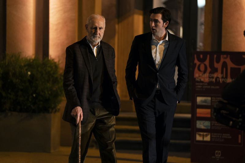 James Cromwell ja Nicholas Braun peräkkäin