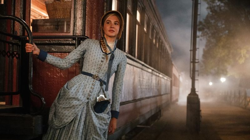 1883年エルザ役のイザベル・メイ