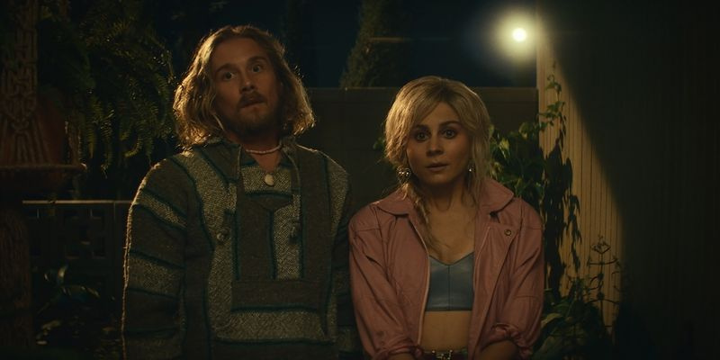 Lou Taylor Pucci și Della Saba în Physical