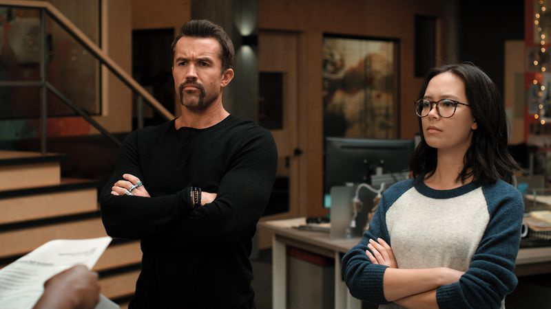 Rob McElhenney și Charlotte Nicdao în Mythic Quest Sezonul 2 Vă rugăm să semnați aici