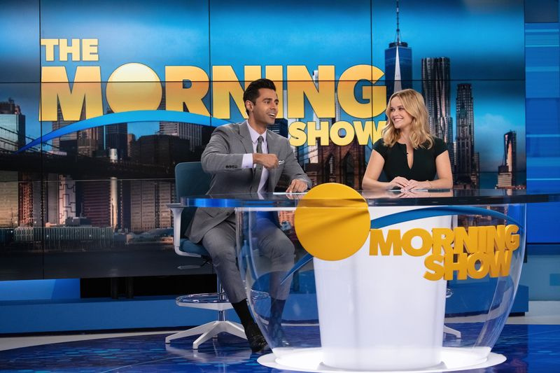 Ο Hasan Minhaj και η Reese Witherspoon μπαίνουν