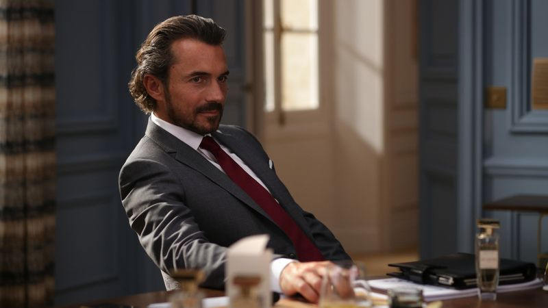 Ο William Abadie ως Antoine Lambert στην Emily στο Παρίσι στο Netflix.