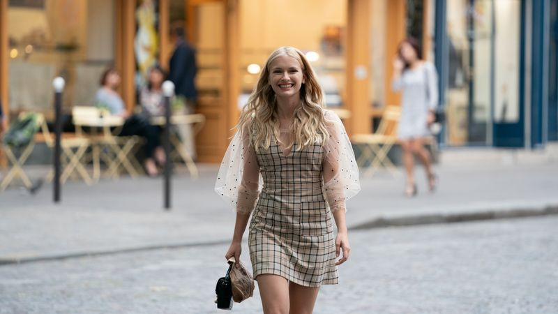 Η Camille Razat ως Camille στην Emily στο Παρίσι στο Netflix.