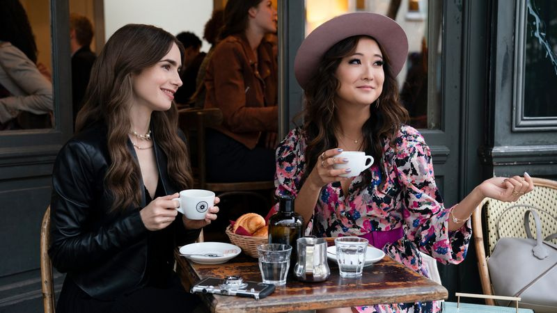 Η Ashley Park, δεξιά, ως Mindy με τη Lily Collins ως Emily στην Emily στο Παρίσι στο Netflix.
