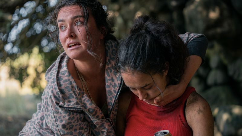 Sarah Pidgeon (a sinistra) nei panni di Leah ed Erena James nei panni di Toni