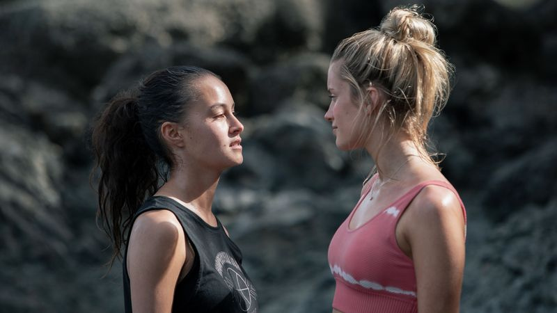 Erena James (a sinistra) nei panni di Toni e Mia Healey nei panni di Shelby
