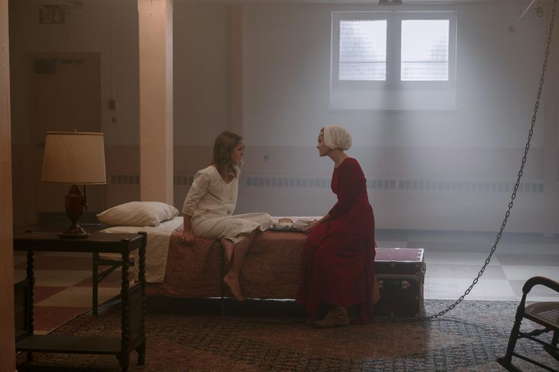 Η Τζανίν και η Έσθερ στο The Handmaid