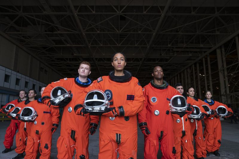 SPACE FORCE (L LA R) CHRIS GETHARD ca EDDIE, OWEN DANIELS ca OBIE, TAWNY NEWSOME ca ANGELA ALI, HECTOR DURAN ca JULIO, TAMIKO BROWNLEE ca BRYCE BACHELOR și AMANDA LUND ca ANNA în episodul 109 din SPAC