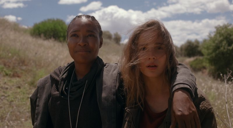 Toya Turner nei panni di Mary Shotgun e Alba Baptista nei panni di Ava Silva in Warrior Nun su Netflix.