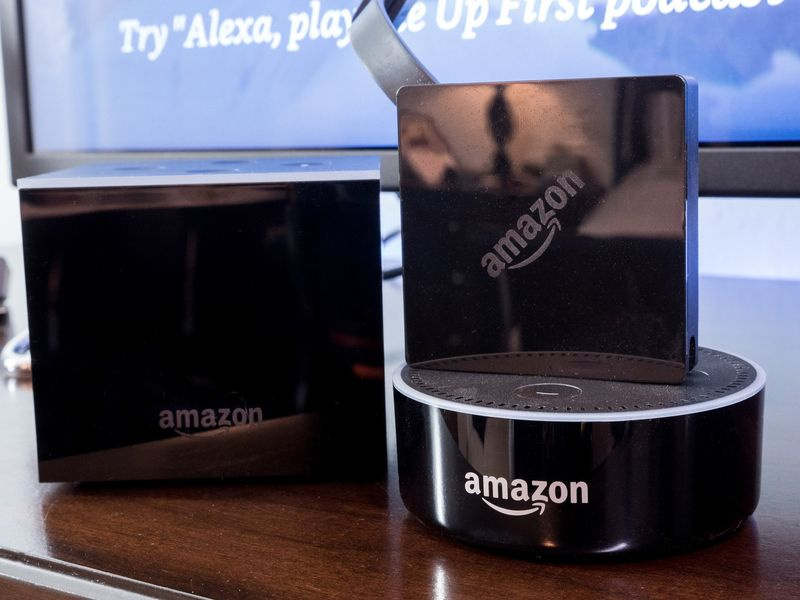 左から時計回りに：Amazon Fire TV Cube、Amazon Fire TVペンダント、Amazon EchoDot。