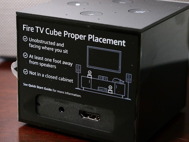 Fire TV Cubeは、あなたがそれを見ることができるように、そしてあなたの声が聞こえるように配置する必要があります。
