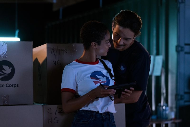 Manny Jacinto und Tiffany Boone in Neun perfekte Fremde