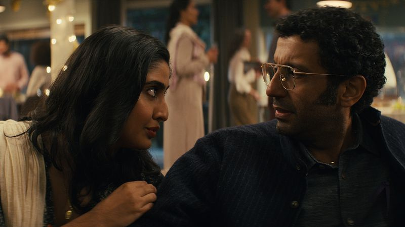 Η Aliza Vellani, αριστερά, ως Rani Singh, και ο Adeel Akhtar ως Dr. Η Aditya Singh μέσα
