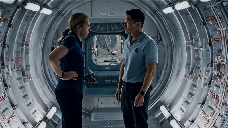 Toni Collette come Cmdr. Marina Barnett e Daniel Dae Kim nel ruolo di David Kim