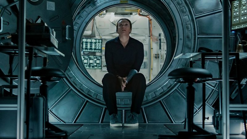 Toni Collette come Cmdr. Martin Barnett dentro