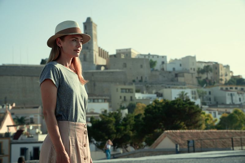 Η Zoe Walker (Laura Haddock) θέλει απλώς να μάθει ποιος σκότωσε τον αδερφό της.