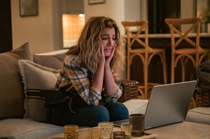 Nasim Pedrad kā Veslijs filmā Desperados pakalpojumā Netflix