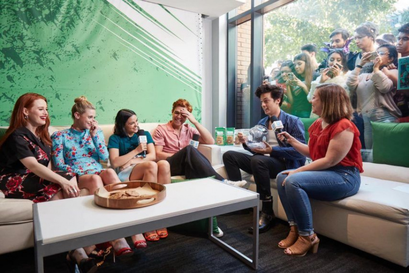 'Riverdale' Cast prende in giro la stagione 4, Jughead's Possible Death & Senior Year (VIDEO)