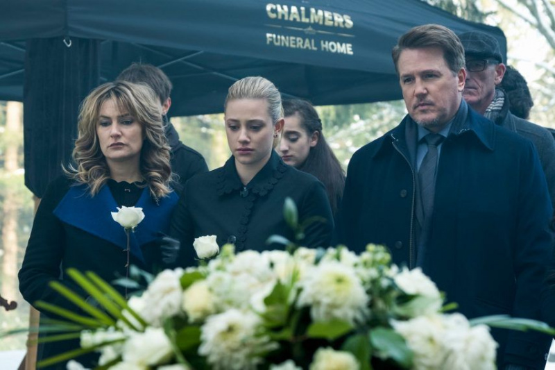 Riverdale - Madchen Amick, Lili Reinhart, Lochlyn Munro - Riverdale --