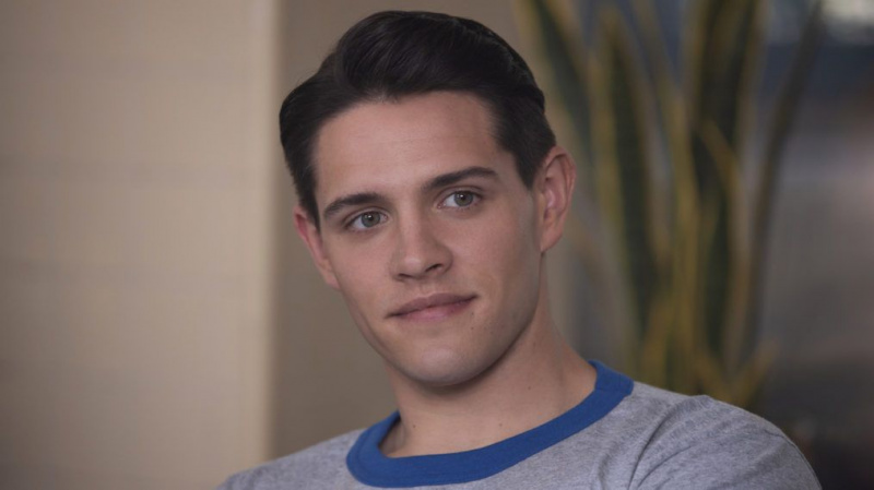 Casey Cott stjäl showen som en musikalisk 'Riverdale' vänd för 'Hedwig' (VIDEO)
