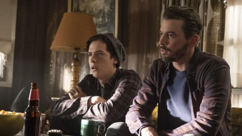 Cole Sprouse dévoile la sortie Riverdale de Skeet Ulrich